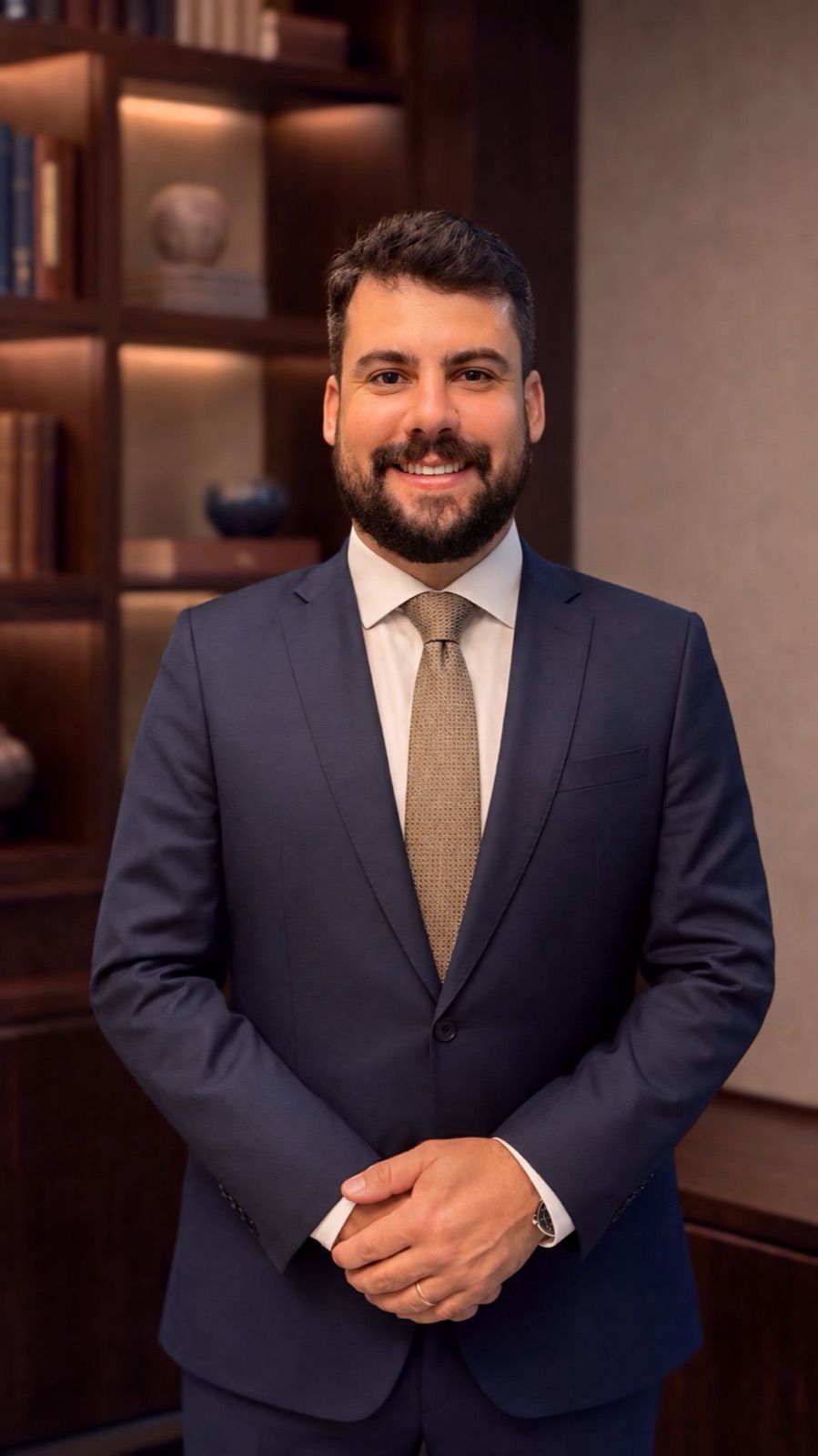 Diego Mauro, advogado com atuação em Direito Matrimonial e Processual Canônico, em seu escritório